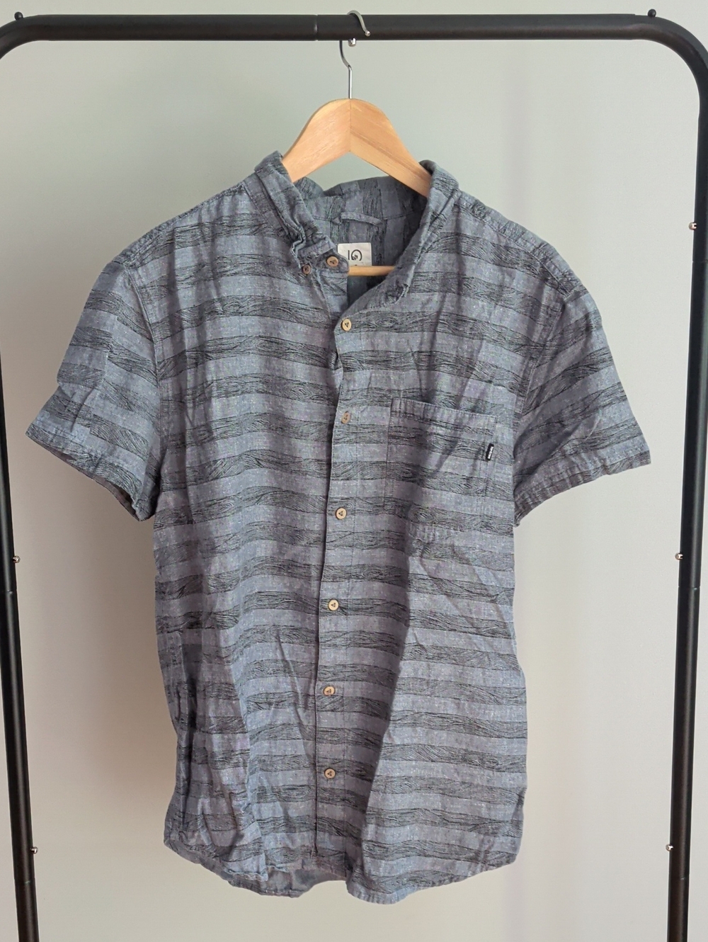tentree Men's Short-Sleeve Button-Up Shirt in Gray Stripe